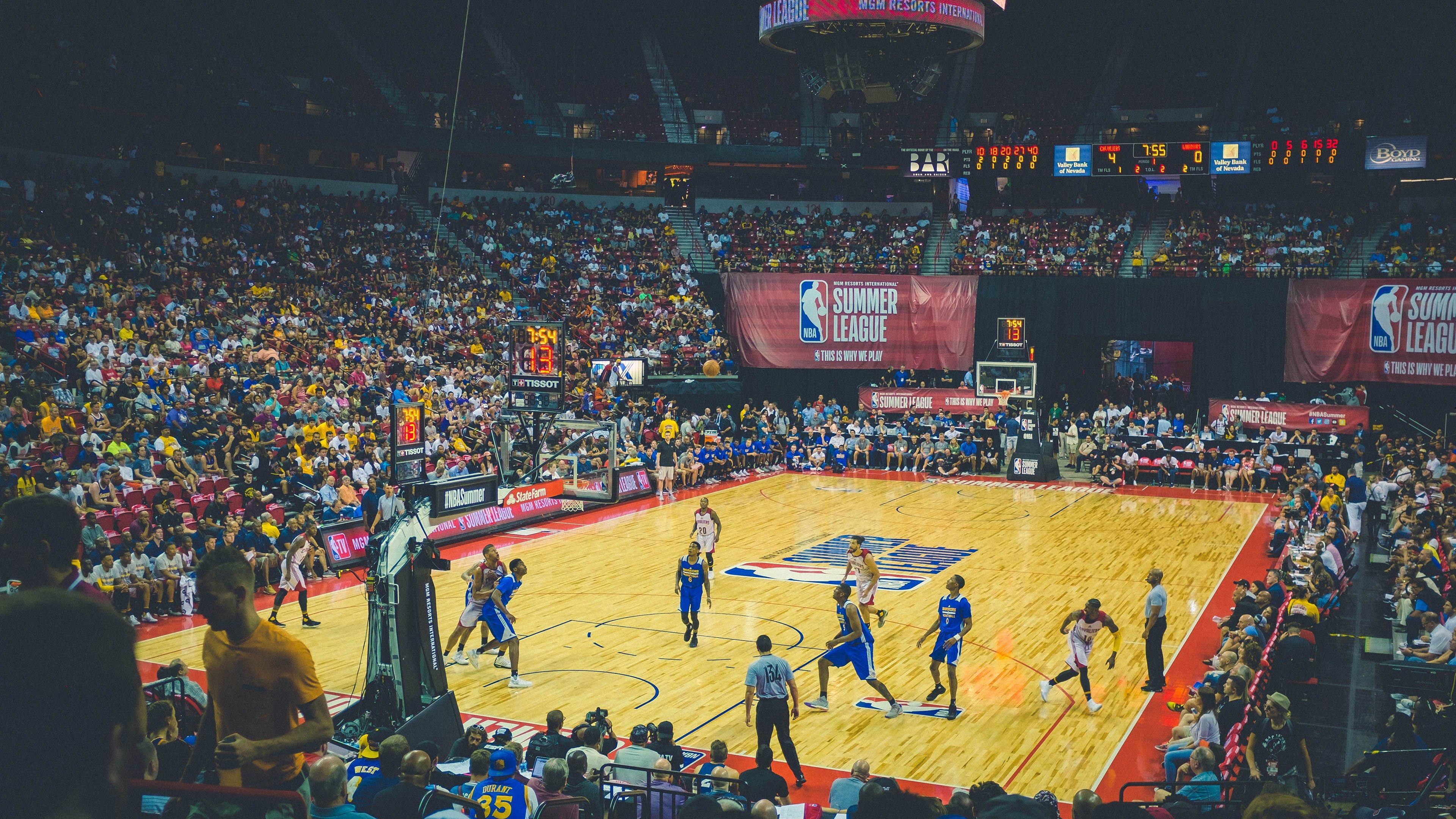 诺坎普再现传奇身影！梅西私人行程引轰动，巴萨管理层愕然，不知其如何进入球场